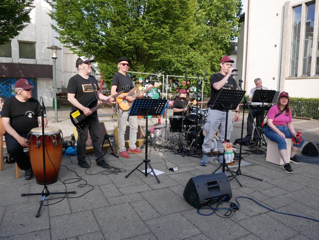 Foto der Dr. Hinkelsteinband bei einem Auftritt am Fronhof Solingen